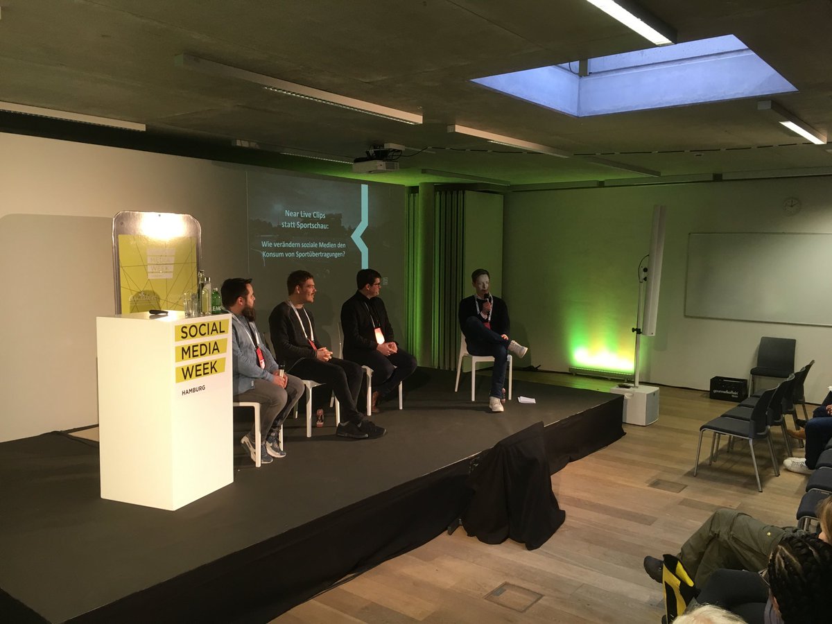 DAZN Social Media Manager <a href="/fwillikonsky/">felixwillikonsky</a> heute zusammen mit <a href="/Sportkultur/">Klaas</a> <a href="/B_zum_W/">Benjamin Wahlen</a> und <a href="/GFroehlke/">Gabriel Froehlke</a> zum Thema Near Live Clips und Social Media auf der #smwhh. Livestream: m.youtube.com/watch?v=6s50GX…