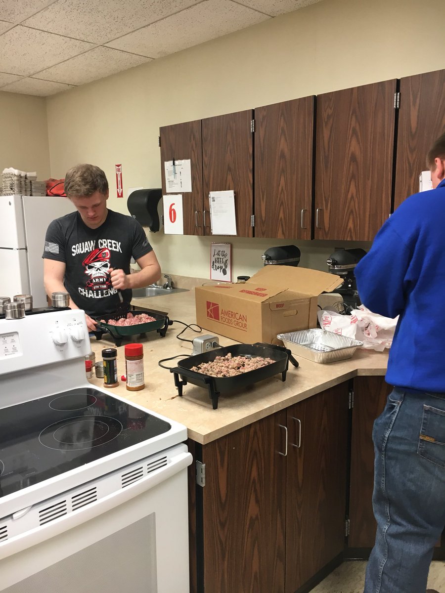 bentonffa's tweet photo. Lots of cooking for Staff Breakfast this morning!! 🥞🍳🥓 https://t.co/cMAgaK0LDR