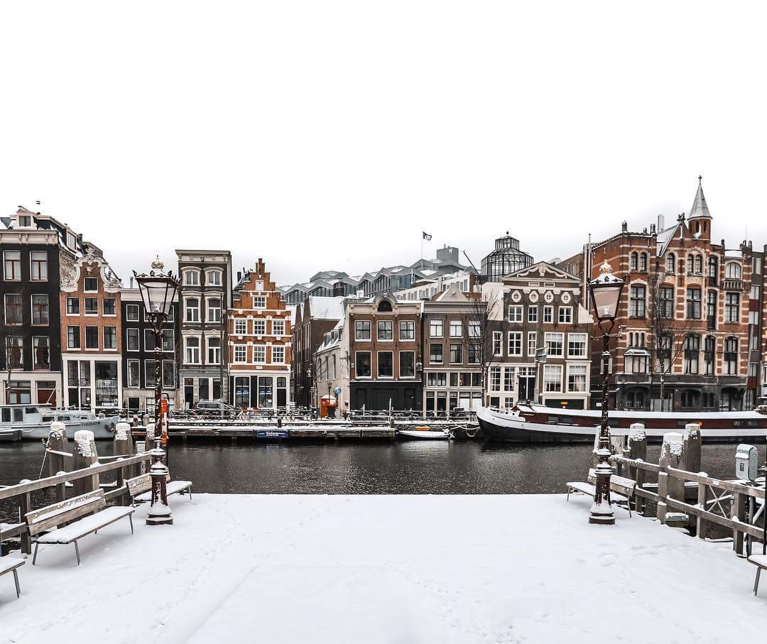 Indi was out to do some light shopping for dinner as she passed by a beautiful scene near their place. she stopped and took a picture.

to: @PassingBanners 
Txt: Look! its so pretty!