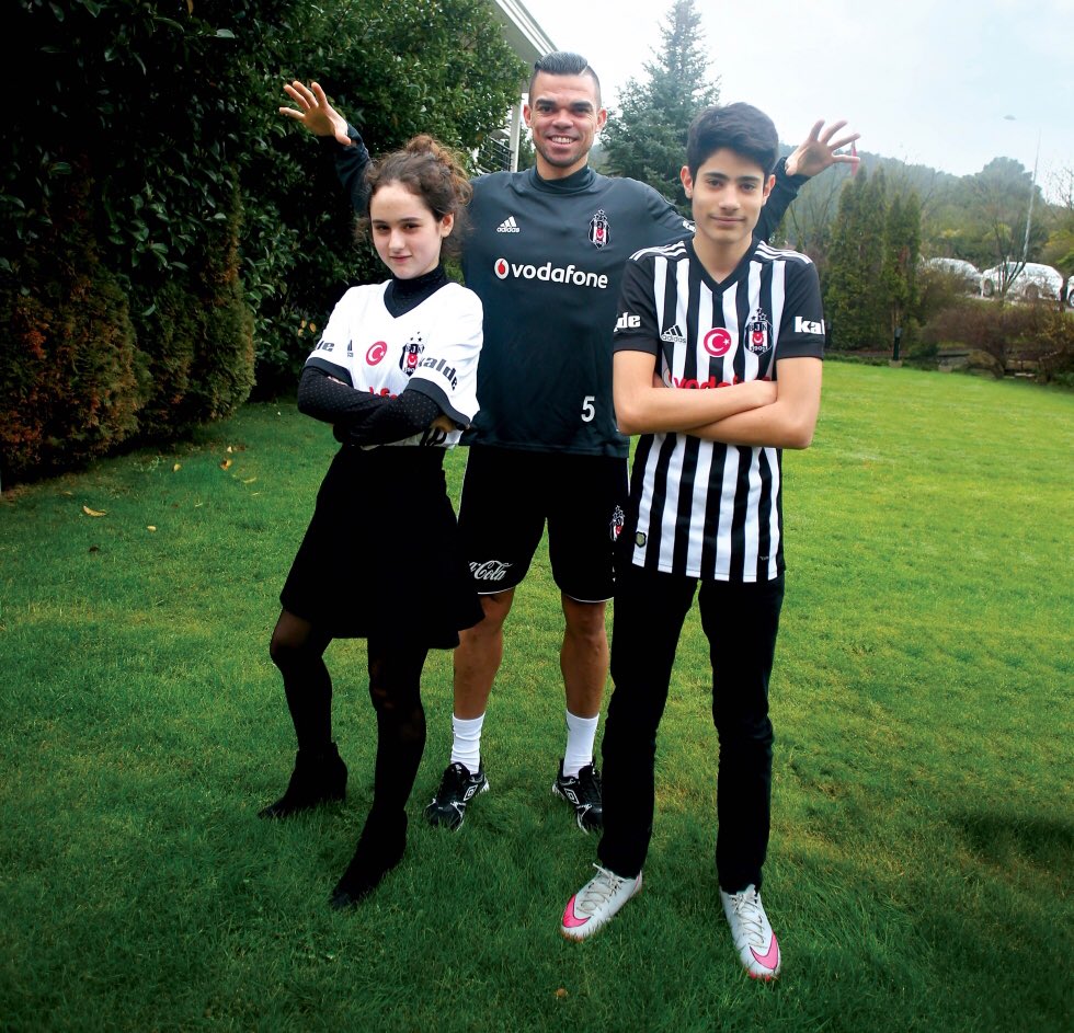 Bu Beşiktaş’ın aynı zamanda en üstün ve farklı olduğu yan bence. Diğer takımların tribünlerine bakarsanız bunu rahatlıkla anlarsınız.” 

Tamamı #BeşiktaşDergisi Mart Sayısında... #Beşiktaş