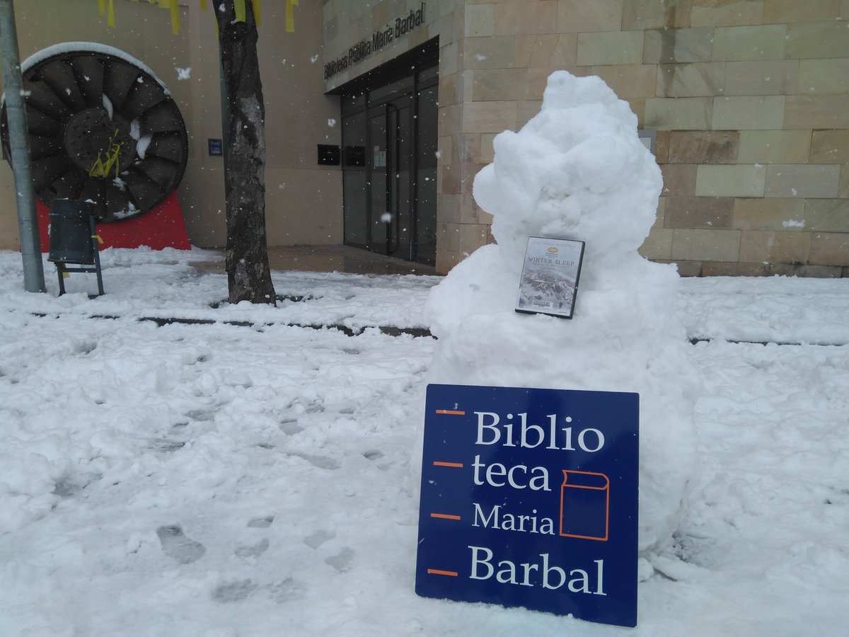 BiblioTremp's tweet photo. Algú ens ha deixat aquest ninot i l'hem aprofitat per dir-vos que anem a dinar i a la tarda tornarem a obrir..... avui és dia e pelis com aquesta Winter sleep i lectura de llibres electrònics d' #ebiblio @bibliotequescat @AjTremp https://t.co/2fqc3xm0hr