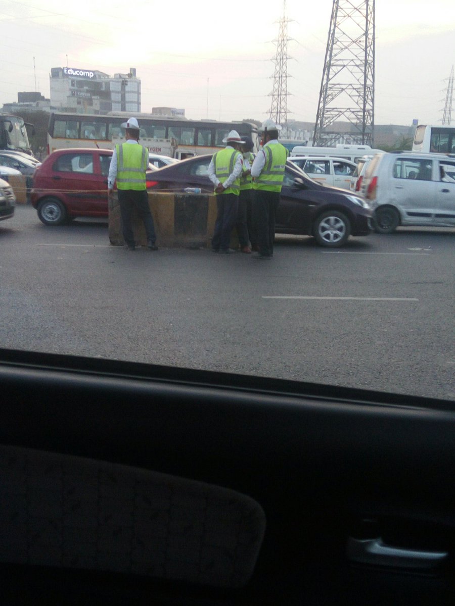 sarojsuar's tweet photo. @dtptraffic @TOIGurgaon Don't know what experiments going on gurgaon toll. Everyday struck in jam for hours. https://t.co/YeTVcCzrlY