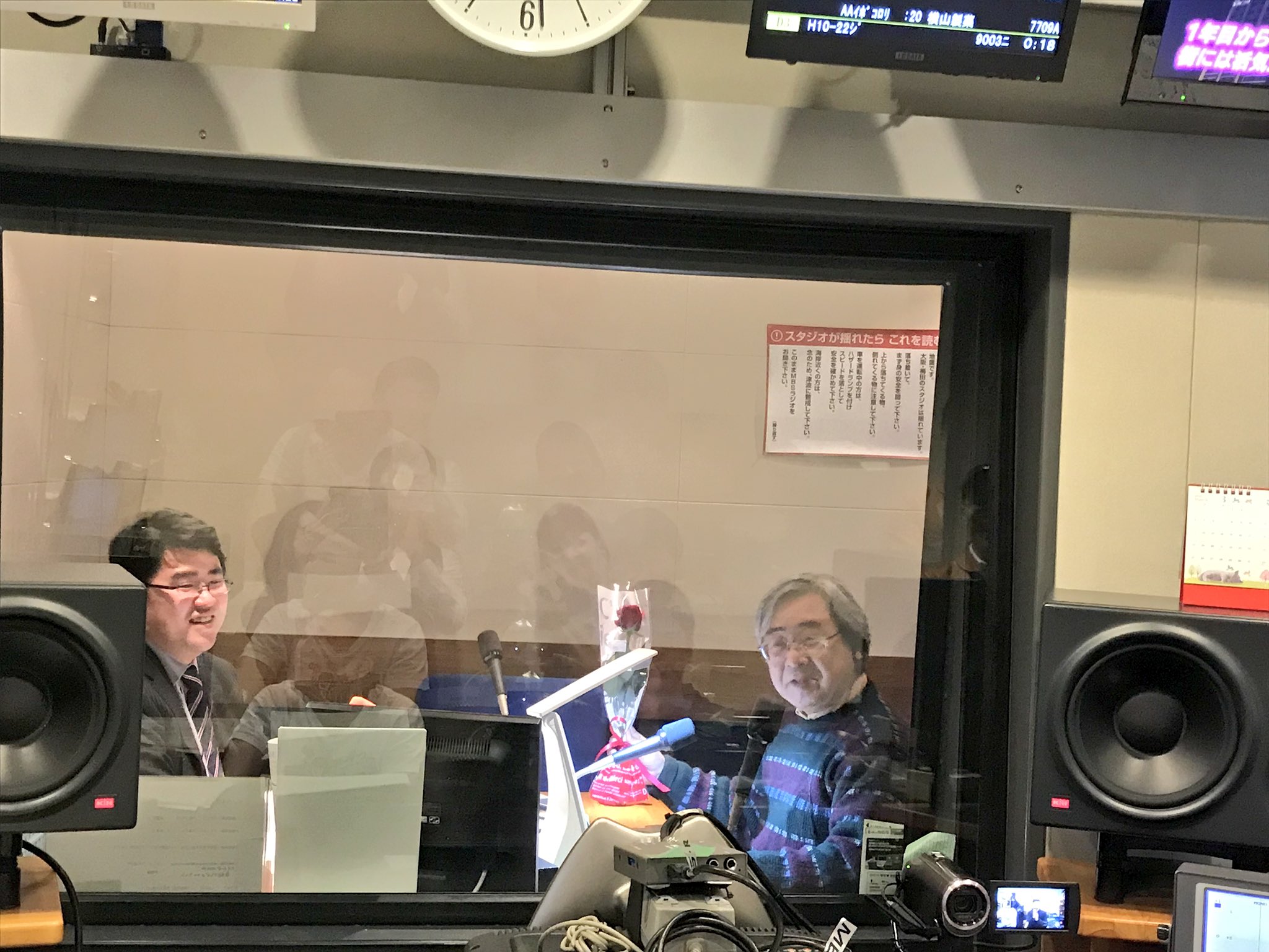 石井亮次と福島暢啓のフダンギダンギ Mbsラジオ おじさんがおじさんに真っ赤な薔薇をお渡ししました 柏木アナウンサー 現役最後のニュースでした ひとまずお疲れ様でした もちろん まだまだ素敵な鼻濁音でニュース解説続けてくださいます 次