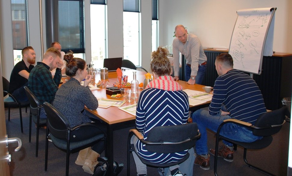 PDCUden's tweet image. Even binnen spieken in onze trainingsruimte bij de training Leiderschap vandaag: opperste concentratie zoals je ziet!  Ondernemers en leidinggevenden in de praktijk aan de slag met onder andere motiveren, delegeren, communicatiestijlen en overzicht in de organisatie.