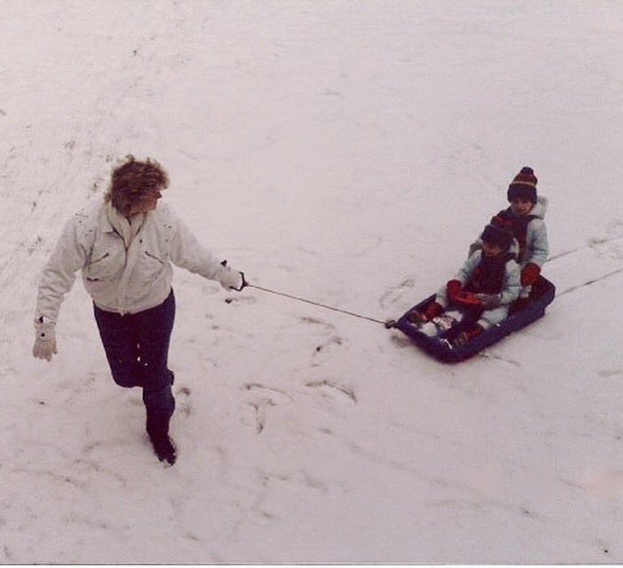 We’ve always known how to travel in style on these kind of days! ☃️❄️🇬🇧 #TwinSledge #LondonSnow #Kids