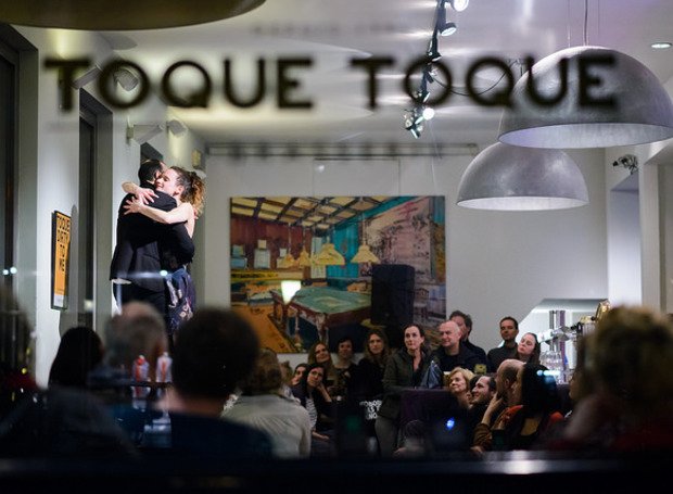 Zin in een theatrale kroegentocht langs dansvoorstellingen, cabaret, teksttoneel en meer? Mooi! Dit weekend laat een nieuwe generatie theatermakers in 28 cafés haar verrassende kijk op actuele thema's zien tijdens het <a href="/cafetheaterfest/">Cafe Theater Festival</a>. bit.ly/2GKVjnn