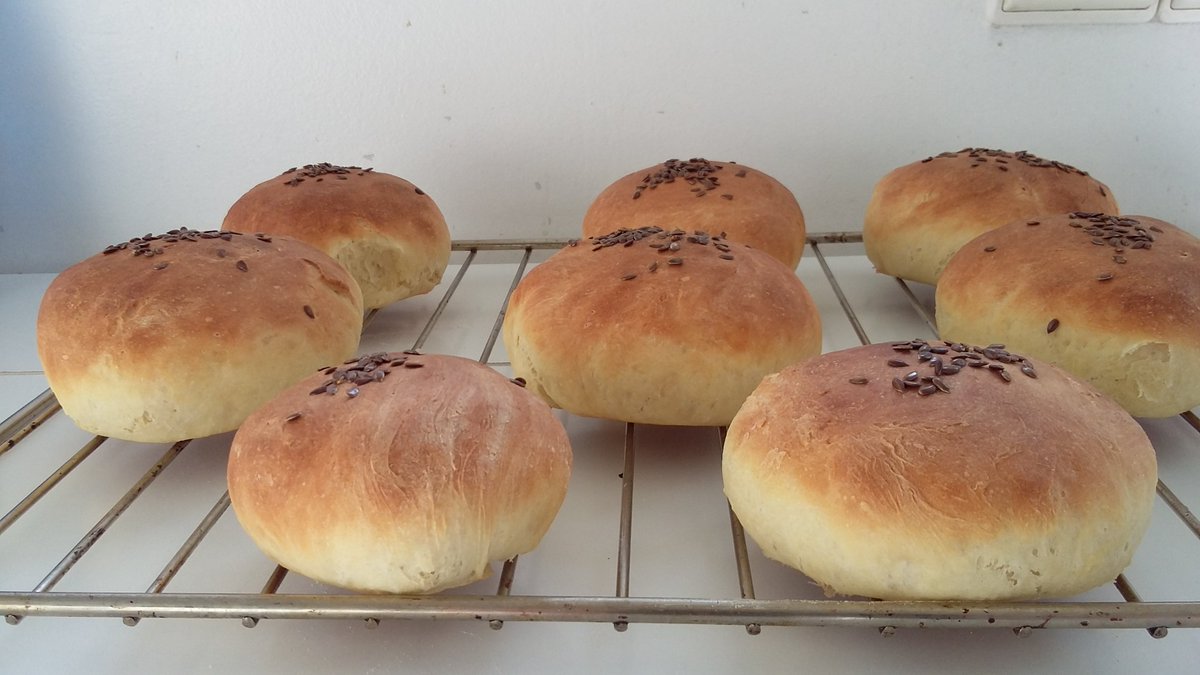 Profs_Cuisinent's tweet photo. ...
- A la sortie du four attendre quelques minutes que les petits pains refroidissent sur une grille
- Puis préparer ce qu'il faut pour faire des hamburgers !

Bon appétit à tous ! 😀 https://t.co/tYkWFMr6dH