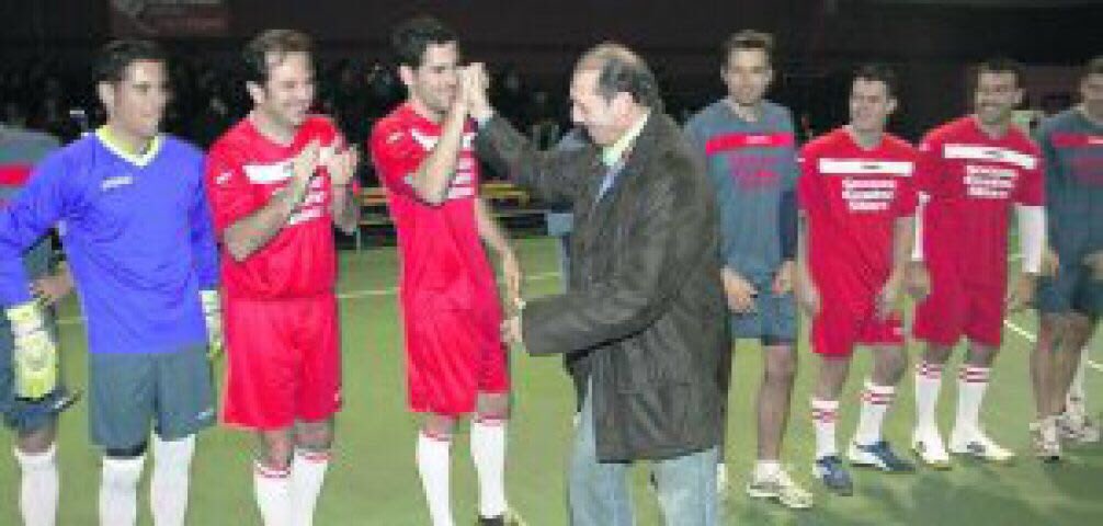 jgtorre's tweet photo. No tuve la oportunidad de verte jugar pero es imposible que fueras mejor futbolista que persona. Para mi familia ha sido un orgullo y un privilegio haber podido conocerte y disfrutar de tu amistad. Gracias por hacer al @RealSporting tan grande. Ahora,Quini,ahora...Y SIEMPRE!! https://t.co/HbySVcjDOe