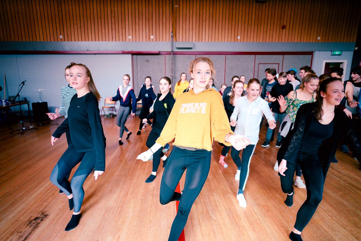 Meeuw_JTS's tweet photo. Repetitieweek in Cornjum. Spannend! De première komt steeds dichterbij...

#dedansavond met @FryskJeugdOrkst en #jeugddansopleidingfryslan  17/18 mrt @SsbDeHarmonie #jongtalent #bloedzweetenblaren #komjeook @marcdefotograaf https://t.co/LbtGZ7ger3
