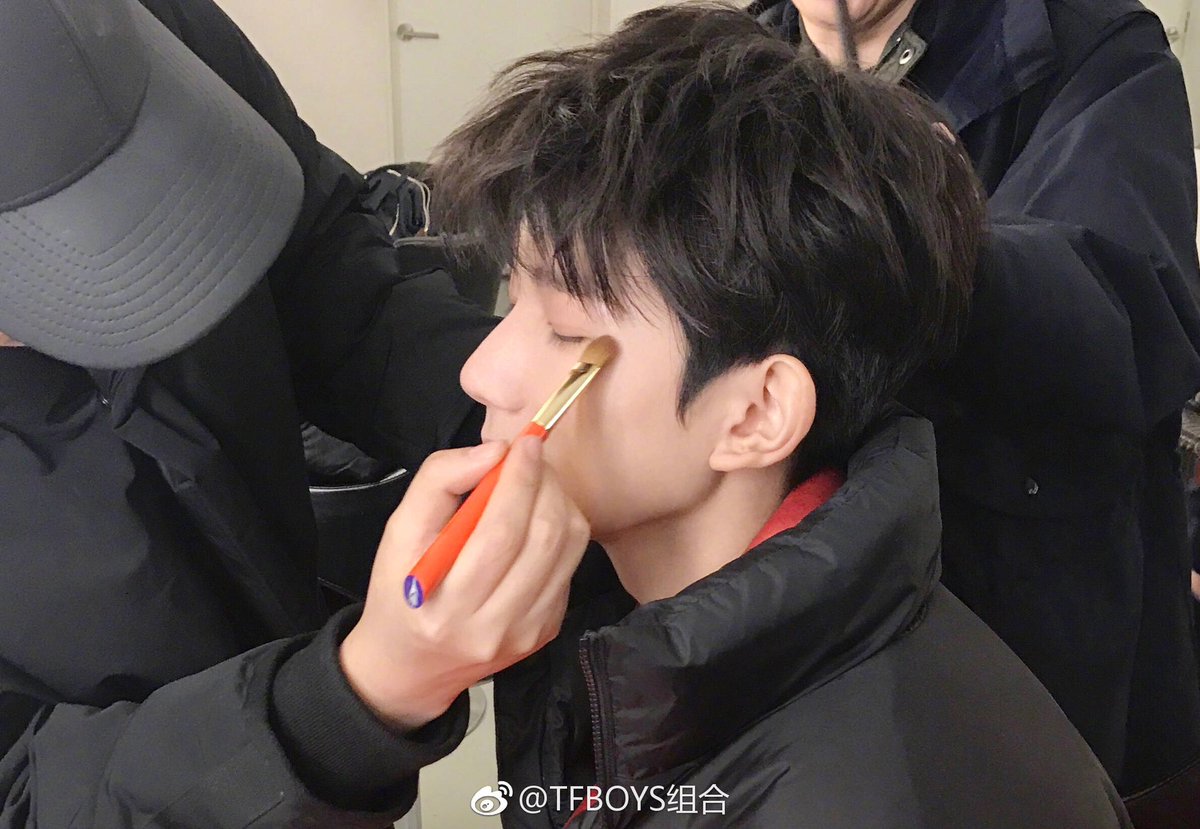 TFBOYS_TFGlobal's tweet photo. 20180228 #TFBOYS Official Weibo Update

Let’s go for the new year~ https://t.co/HnFUvrvyie