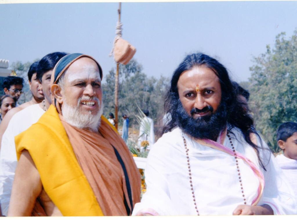 Gurudev's tweet photo. Kanchi Shankaracharya Sri Jayendra Saraswati Ji was both a traditionalist and a rebel. He reached out beyond caste and creed and served the poor and needy. https://t.co/MrUpDQXAGh