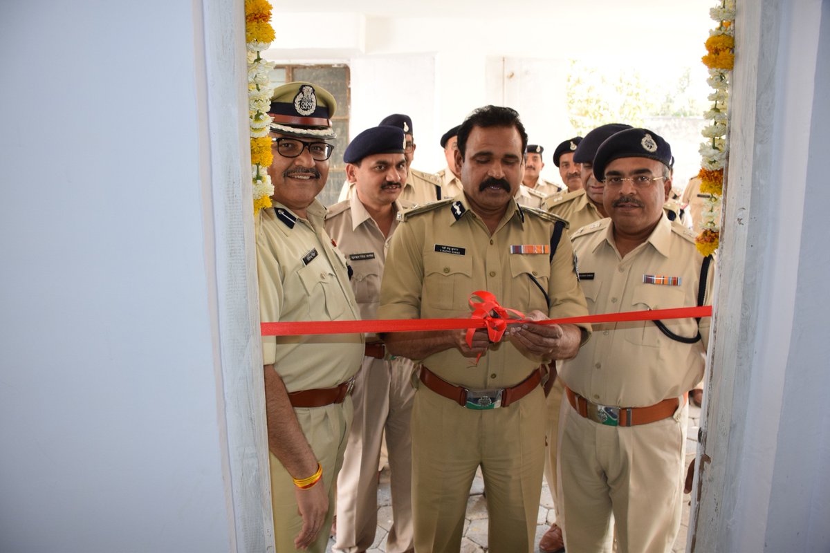 MandsaurPolice's tweet photo. श्री मान अतिरिक्त पुलिस महानिदेशक एवं पुलिस महानिरीक्षक उज्जैन  एवं पुलिस उपमहानिरीक्षक रतलाम रेंज द्वारा मंदसौर पुलिस कंट्रोल रूम पर नवीन अतिरिक्त कक्ष का उद्घाटन किया एवं NGO मेस का अवलोकन किया https://t.co/WXFM89FSwx
