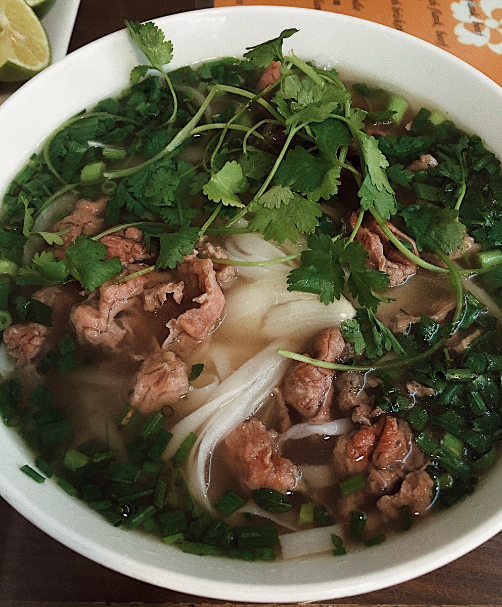 Callejear por Hanoi, saborear el Bun Cha en el sencillo restaurante que eligió Obama en su visita a Vietnam, o saborear el mejor Pad Thai de Bangkok. 
✈️ ¡Última parada en el blog de Steve sobre su viaje al sudeste asiático! 
👀Léelo aquí: ow.ly/CcJ930iFmzO