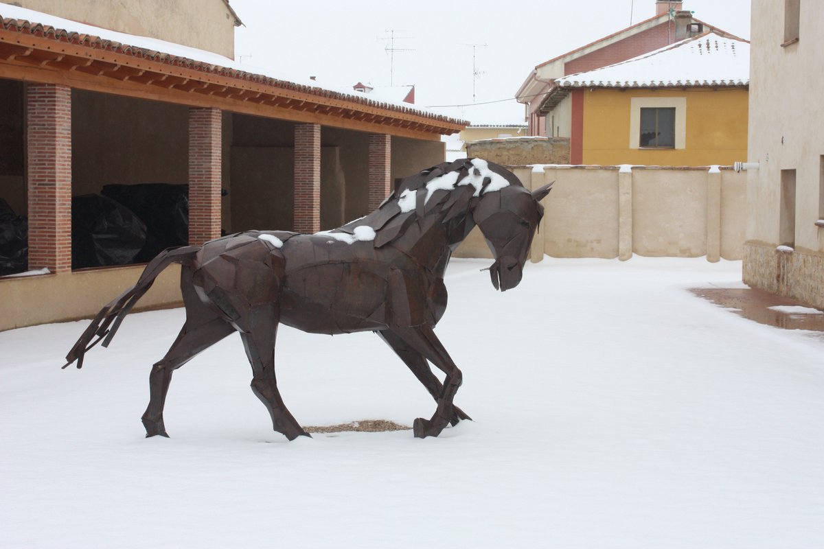 MIHACALE's tweet photo. Compartimos más fotos de la #nevada de anoche en #Gordoncillo #Leonesp Así de bonito está hoy el @MIHACALE especialmente las esculturas de #CosmeParedes https://t.co/3Rn0v40iP6