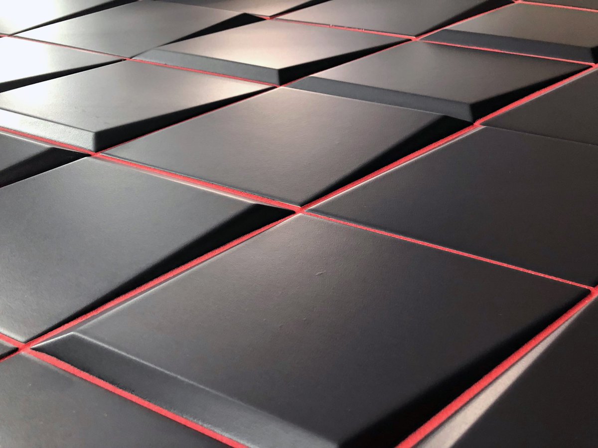 Een mooi praktijkvoorbeeld met een gekleurde voeg:
Kerapoxy Design 165 (Cherry red). 

Onderstaande wand is te bewonderen in de nieuwe showroom bij Van Heugten tegels (Asten).

Voor welke kleur ga jij?
mapei.com/NL-NL/coloured…

#Voeg #Kleur #Mapei