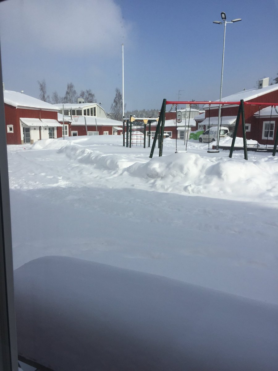 Fritids trotsar snön och grillar hamburgare åt alla barn ❄️🍔#sportlov#sticklingeskola#lidskol