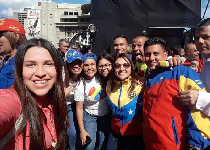 pinfantea's tweet photo. ¡Buenos días! ☀️ #FelizMiercoles La juventud siempre de la mano con su Pdte. @NicolasMaduro seguimos construyendo el futuro que soñamos, en Venezuela gana el pueblo. #JuntosTodosEsPosible #vamosNico ✊🏽🇻🇪 https://t.co/Ii5jfRnFDi