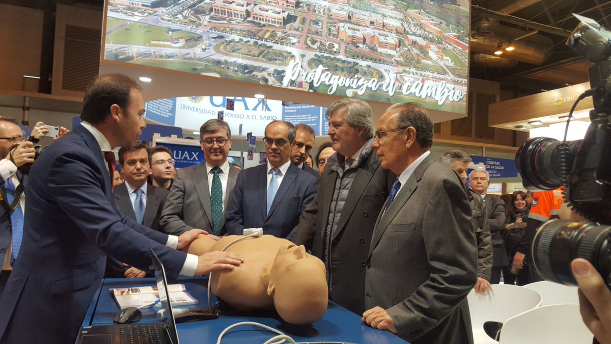 uaxuniversidad's tweet photo. En la inauguración oficial de la @FeriaAula el ministro de Educación @IMendezdeVigo @educaciongob ya ha visitado nuestro nuevo stand (3D15), acompañado por el #PresidenteUAX, el #RectorUAX y el resto de autoridades. @marcialmarinh #Aula2018 https://t.co/lTwMapmYwT