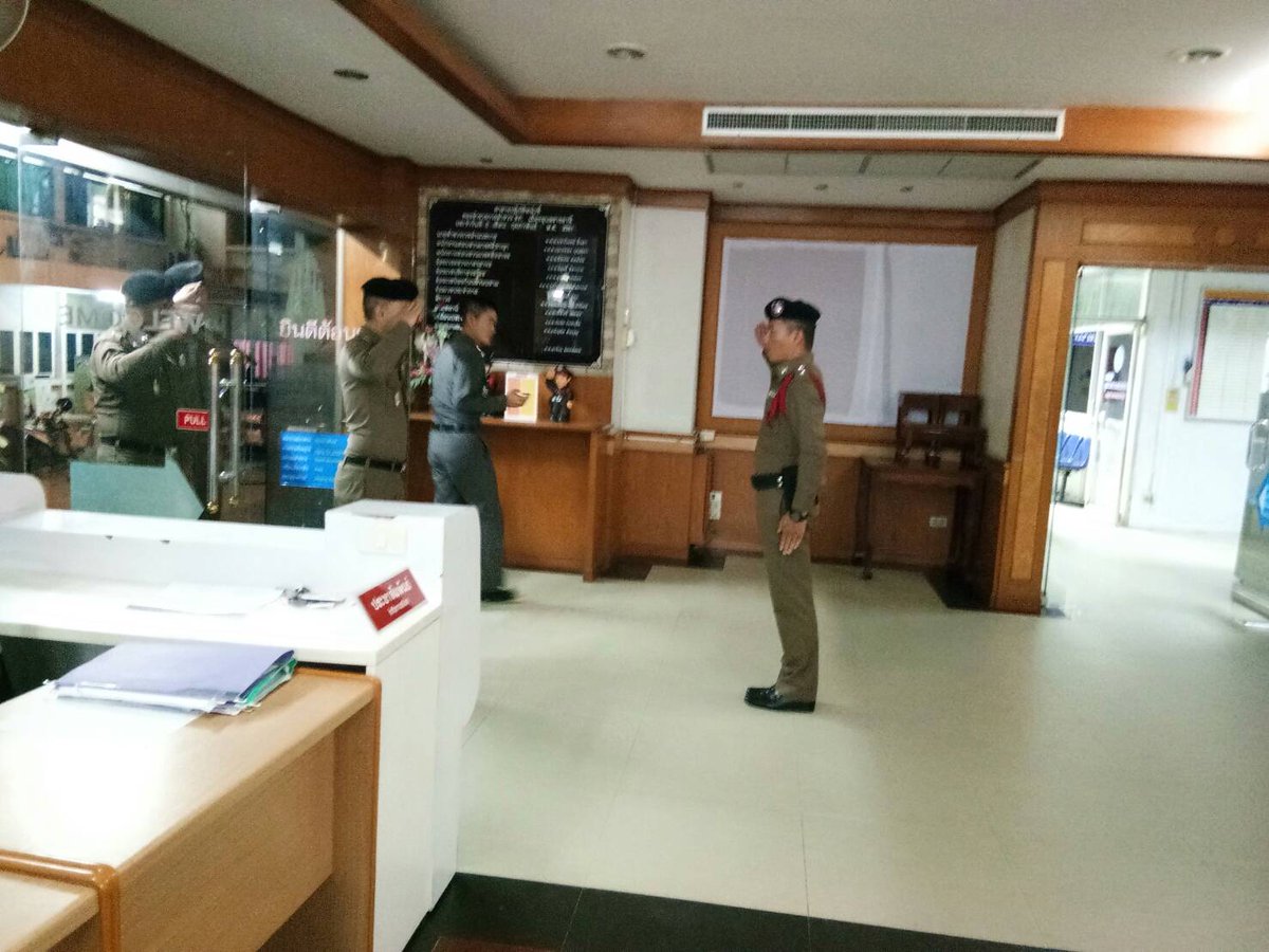 MuangUbonPolice's tweet photo. วันนี้ 28 ก.พ.2561 เวลา 18.30 น. พล.ต.ต.คีรีศักดิ์  ตันตินวะชัย รองผบช.ภ.3 ได้เดินทางมาตรวจเยี่ยม สภ.เมืองอุบลราชธานี พบ พ.ต.ท.ปราโมทย์  ชื่นตา รอง ผกก.สส.ฯ พ.ต.ท.ชาญชัย  อินนรา   รอง ผกก.ป.ฯ ให้การต้อนรับ โดยได้มอบแนวทางการปฏิบัติราชการและการให้บริการแก่ประชาชน
@PoliceRegion3 https://t.co/DukixKD4cR