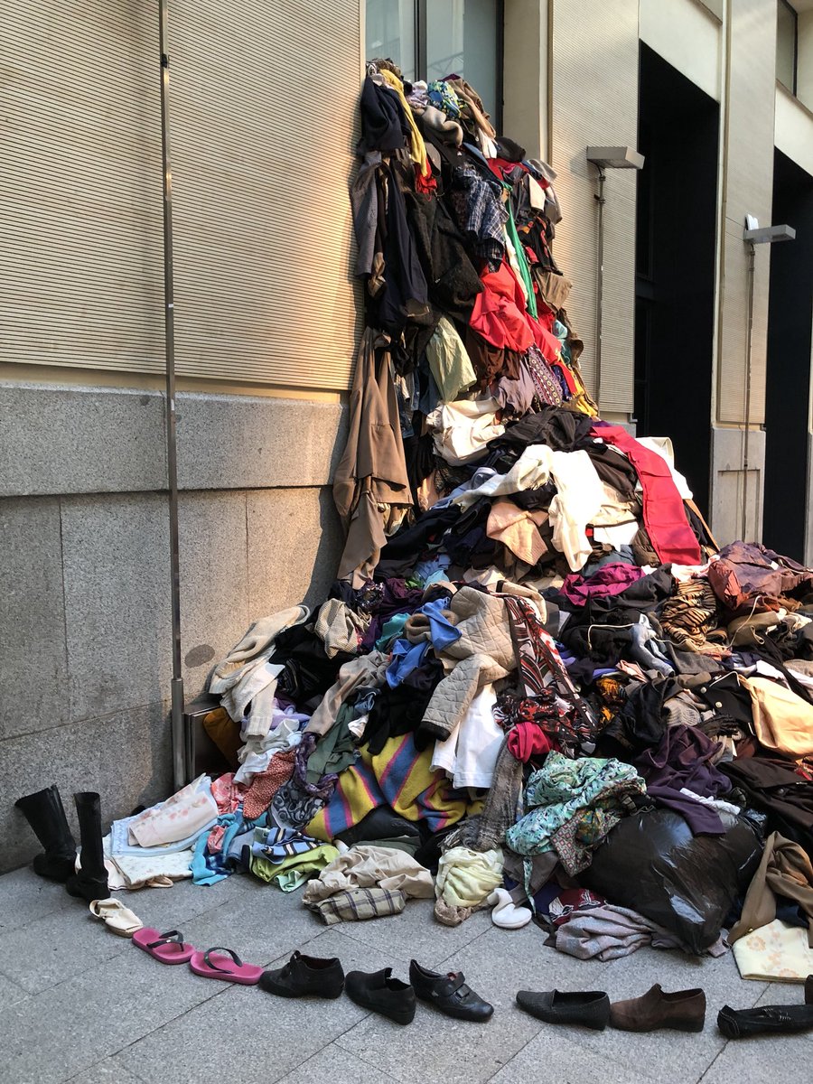 peqfashionista's tweet photo. Un lujazo poder vivir la experiencia de confeccionar en directo un diseño de #modainfantil con prendas en desuso junto a magníficas creadoras de moda - - - ✂️👗♻️ #3MaratonReciclajeTextil #AltrapoLab en #LaCasaEncendida #reciclajetextilcreativo #upcycling #Fashion_Rev https://t.co/Om71K2g1PV