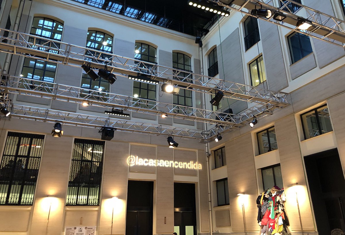 peqfashionista's tweet photo. Un lujazo poder vivir la experiencia de confeccionar en directo un diseño de #modainfantil con prendas en desuso junto a magníficas creadoras de moda - - - ✂️👗♻️ #3MaratonReciclajeTextil #AltrapoLab en #LaCasaEncendida #reciclajetextilcreativo #upcycling #Fashion_Rev https://t.co/Om71K2g1PV