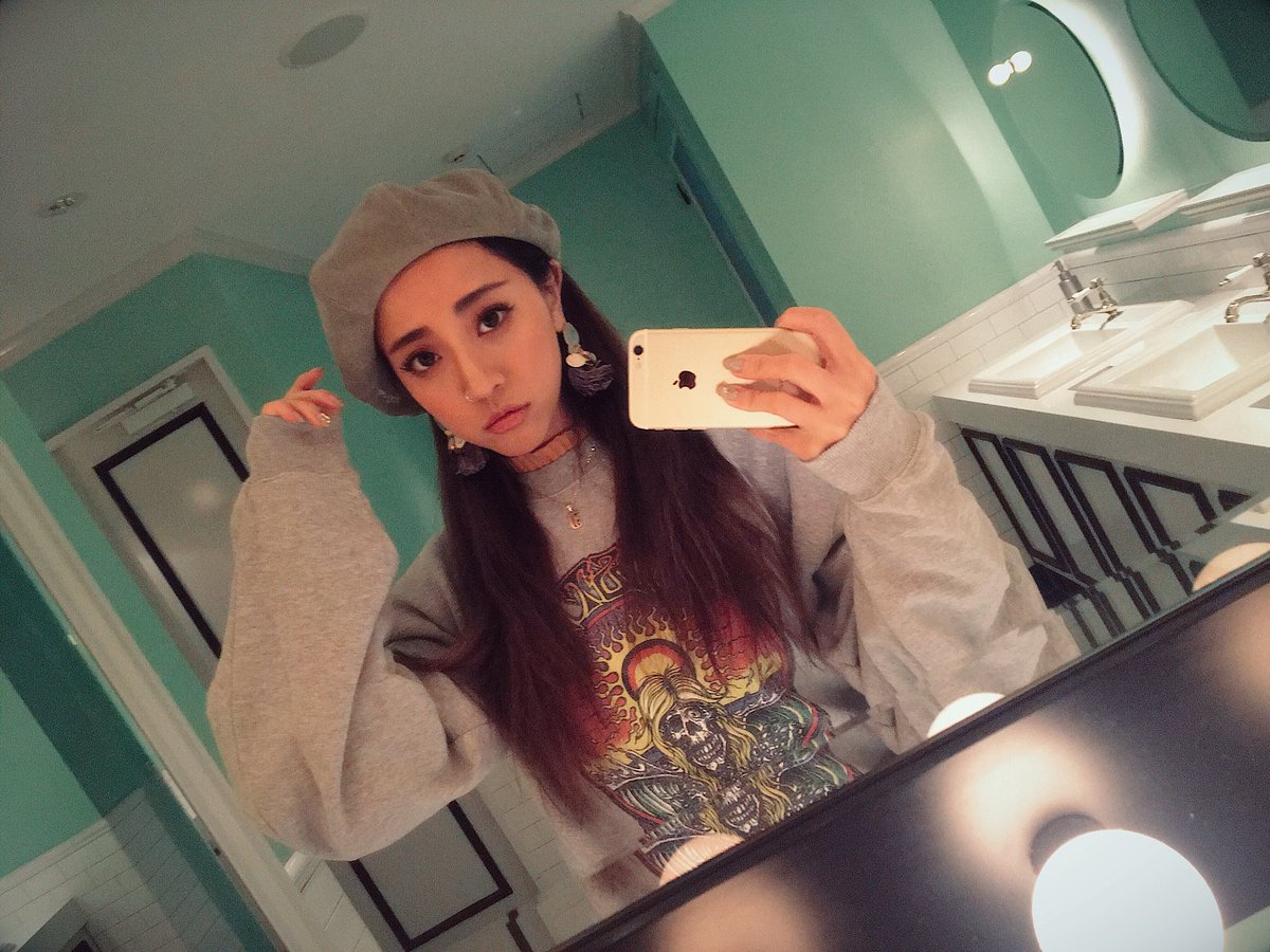 Jasmine Moussy Rvca 超可愛い んですけど 腕はボッテリゆるめのこのスウェット可愛すぎてお気に入り 中にカラシ色のハイネックいれてギャルにしてる Ootd