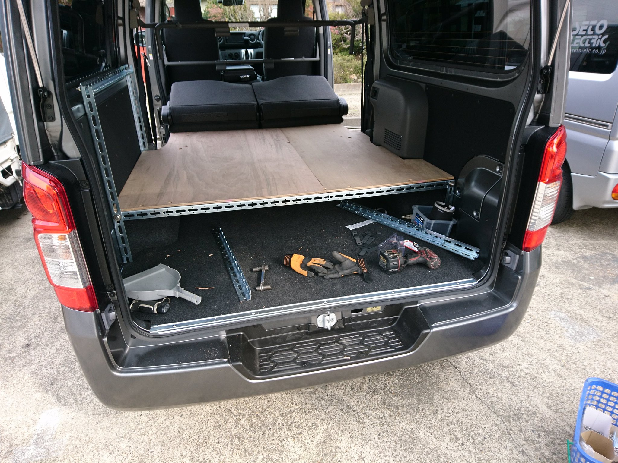 瀬戸電気⚡[公式] on Twitter &quot;[自社近況] 作業車がやっと来たので、さっそく棚作成！ 今回はパンチカーペットも貼ってみた