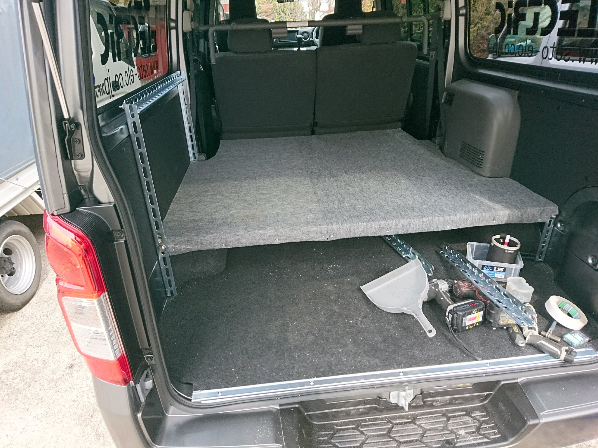 瀬戸電気⚡[公式] on Twitter &quot;[自社近況] 作業車がやっと来たので、さっそく棚作成！ 今回はパンチカーペットも貼ってみた