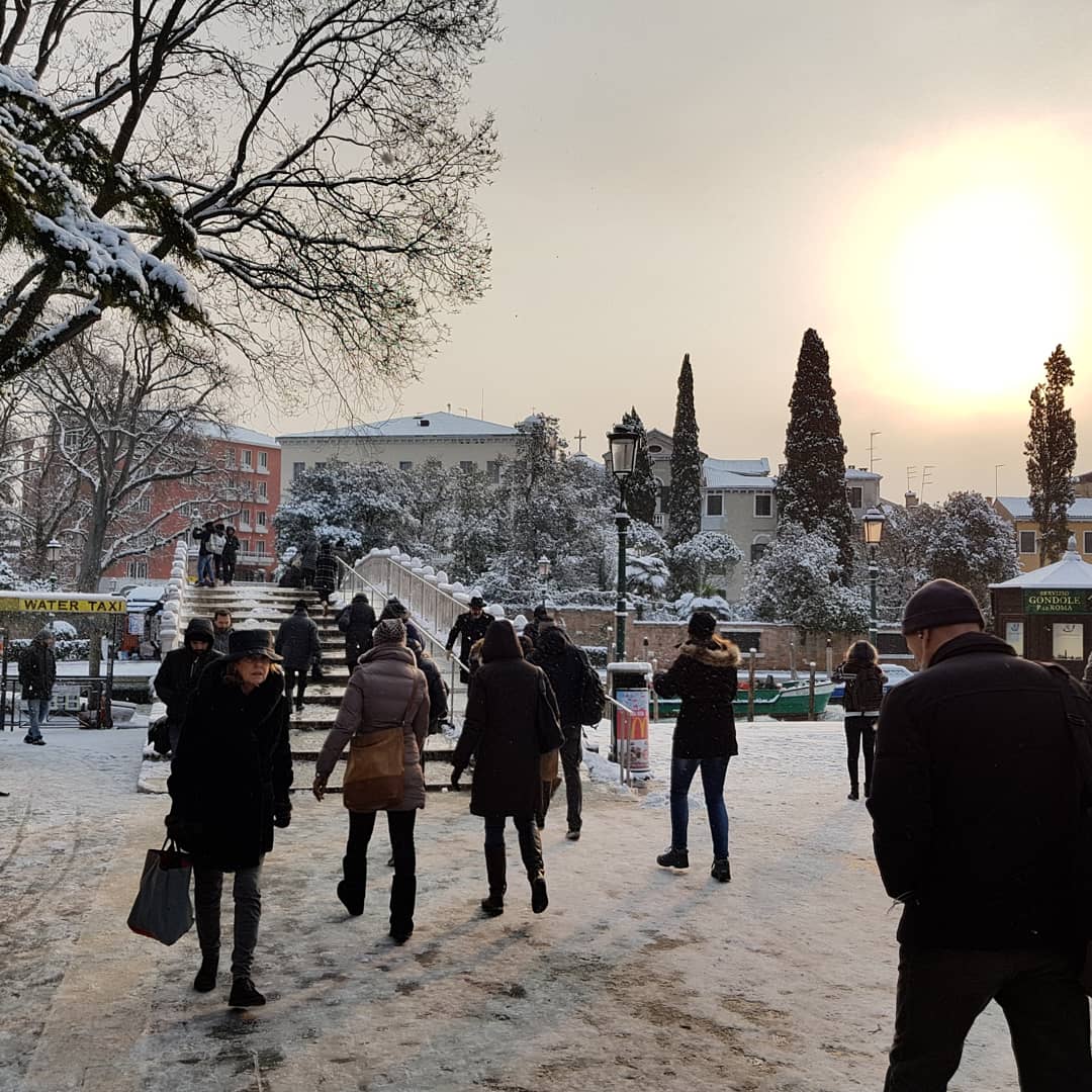 agaasheeee's tweet photo. La neve a Venezia è una cosa spettacolare https://t.co/hjRwNztzlO