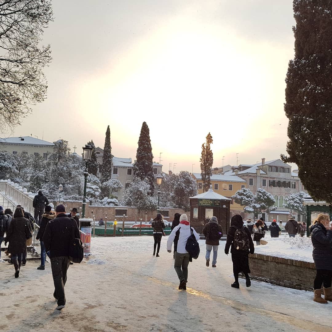 agaasheeee's tweet photo. La neve a Venezia è una cosa spettacolare https://t.co/hjRwNztzlO