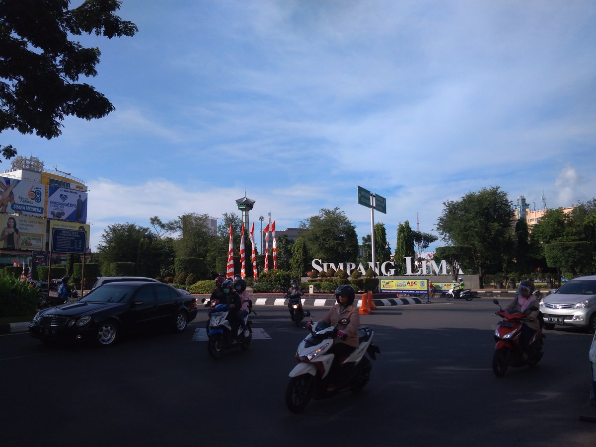 Dho_ing17's tweet photo. Lalu lalang orang berambisi mengejar sesuatu yang tak bisa di bawa mati. https://t.co/RdeQlPJTPI