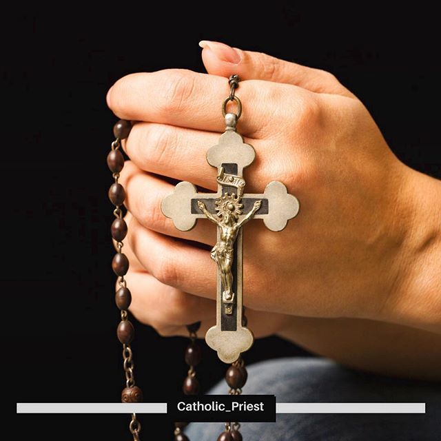 Catholic_Priest's tweet photo. "The Holy Rosary is the storehouse of countless blessings." - #BlessedAlandelaRoche
.
📸 Woman praying the Rosary/Stock Photo Secrets #SacredArtandImages
.
.
#justprayalways #prayconstantly #SacredArt 
#MercyandPeace #Catholic #CatholicChurch #SacredI… https://t.co/DVrLg6WJWf https://t.co/jyhkomBfDS