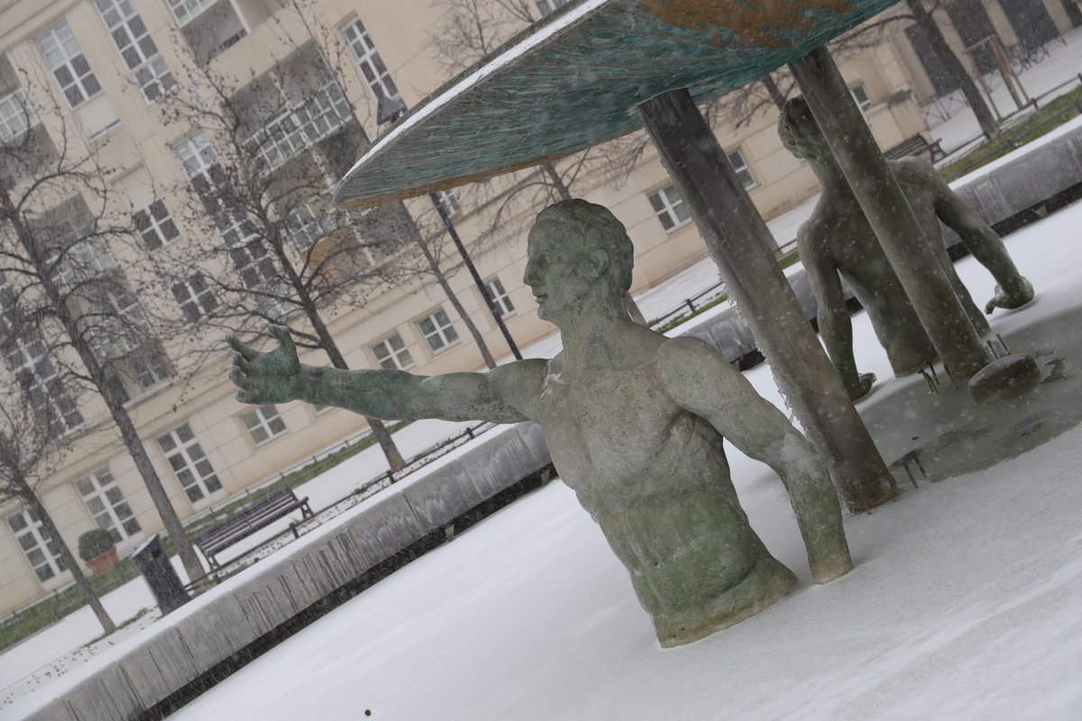 Montpellier3m's tweet photo. L'Hôtel de Métropole et le quartier d'#Antigone à @montpellier_ sous un joli manteau de neige depuis ce matin. Le Département est en vigilance orange, informez vous sur https://t.co/W66IFYrnVD ! ❄️ #Météo34 #NeigeVerglas @meteofrance https://t.co/xPBpznRNBC