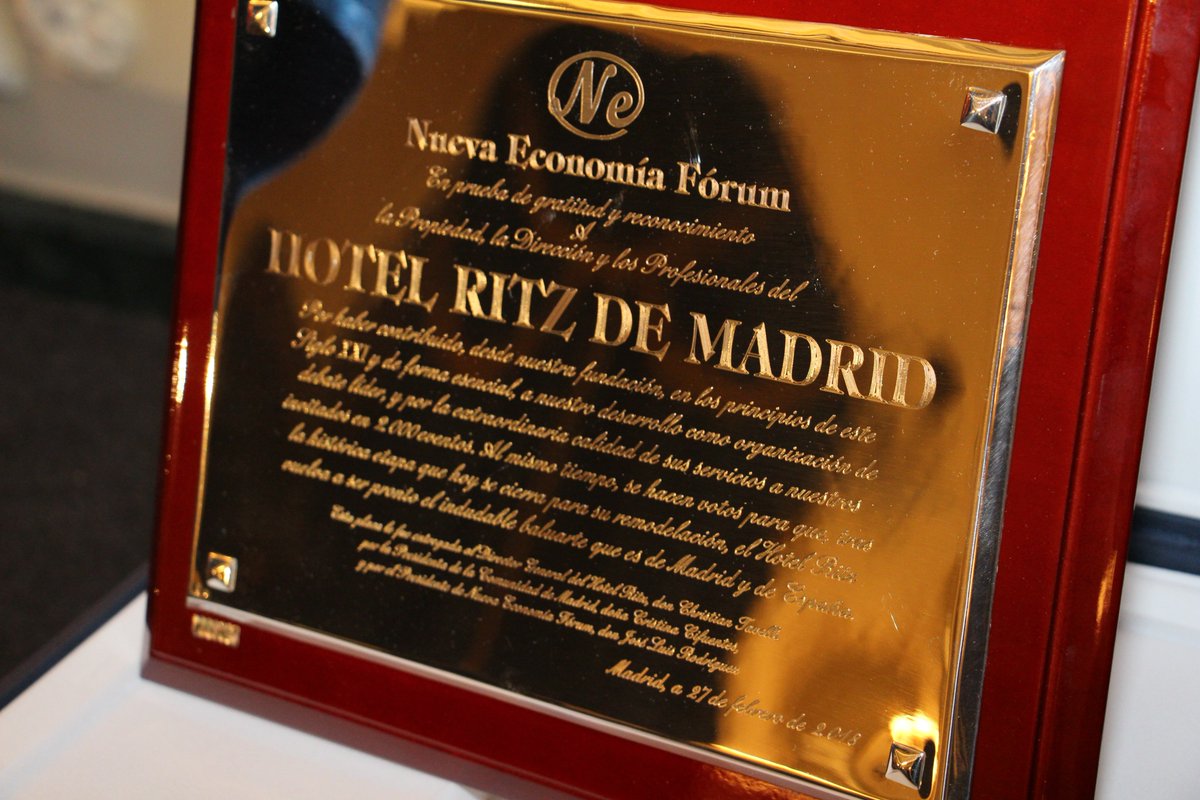 Nueva Economía Fórum expresa su reconocimiento al @RitzMadridGM por "haber contribuido de forma esencial a nuestro desarrollo como organización de debate líder y por la extraordinaria calidad de sus servicios a nuestros invitados en 2.000 eventos"