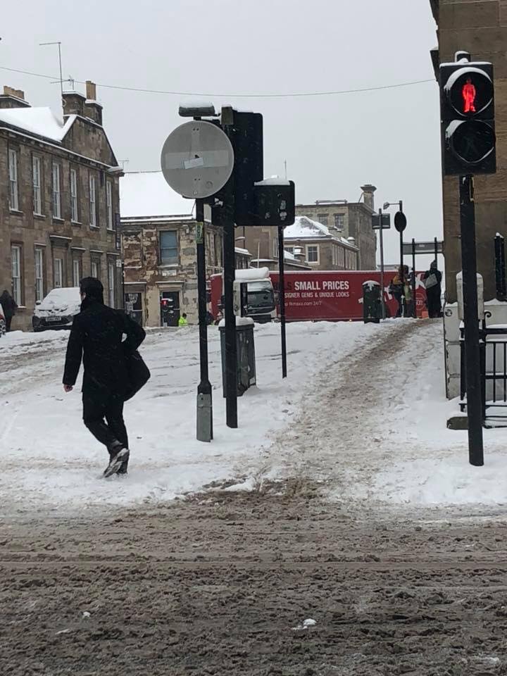 Jack-knifed lorry in Glasgow city centre #snow dailyrecord.co.uk/news/scottish-…