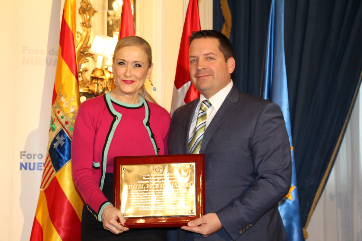 José Luis Rodríguez, presidente de Nueva Economía Fórum, pidió a la presidenta de la Comunidad de Madrid que hiciese entrega de una placa conmemorativa al director del @HotelRitzMadrid momentos antes de celebrar el último desayuno informativo de esta etapa