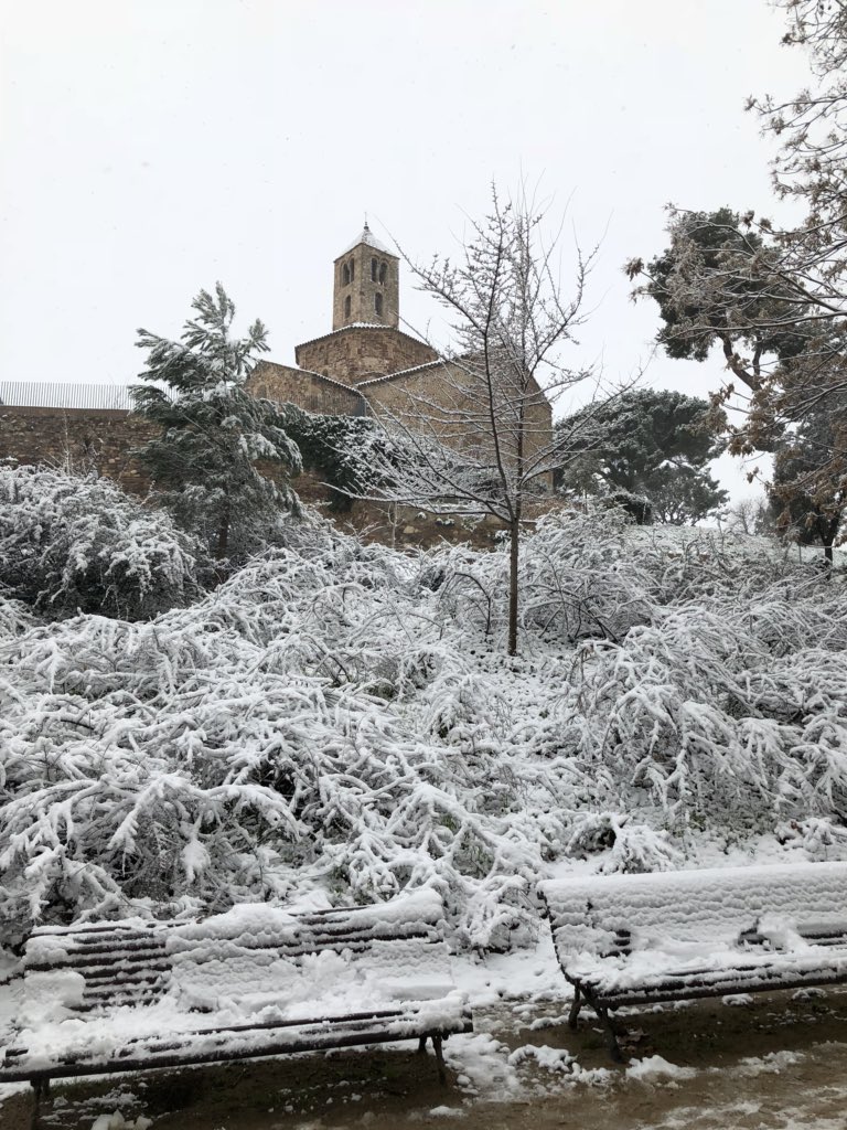 mercepuiig's tweet photo. @MarcSilvestre7 @TRSMeteo @MonTerrassa @MeteoEgara @trsemergencies @tanya0517 @arnauml15 @requenapol @AlcaineLiet @gerardromero #onneva A Terrassa ha nevat amb ganes! I ho continua fent! https://t.co/yeGlVn9ViZ