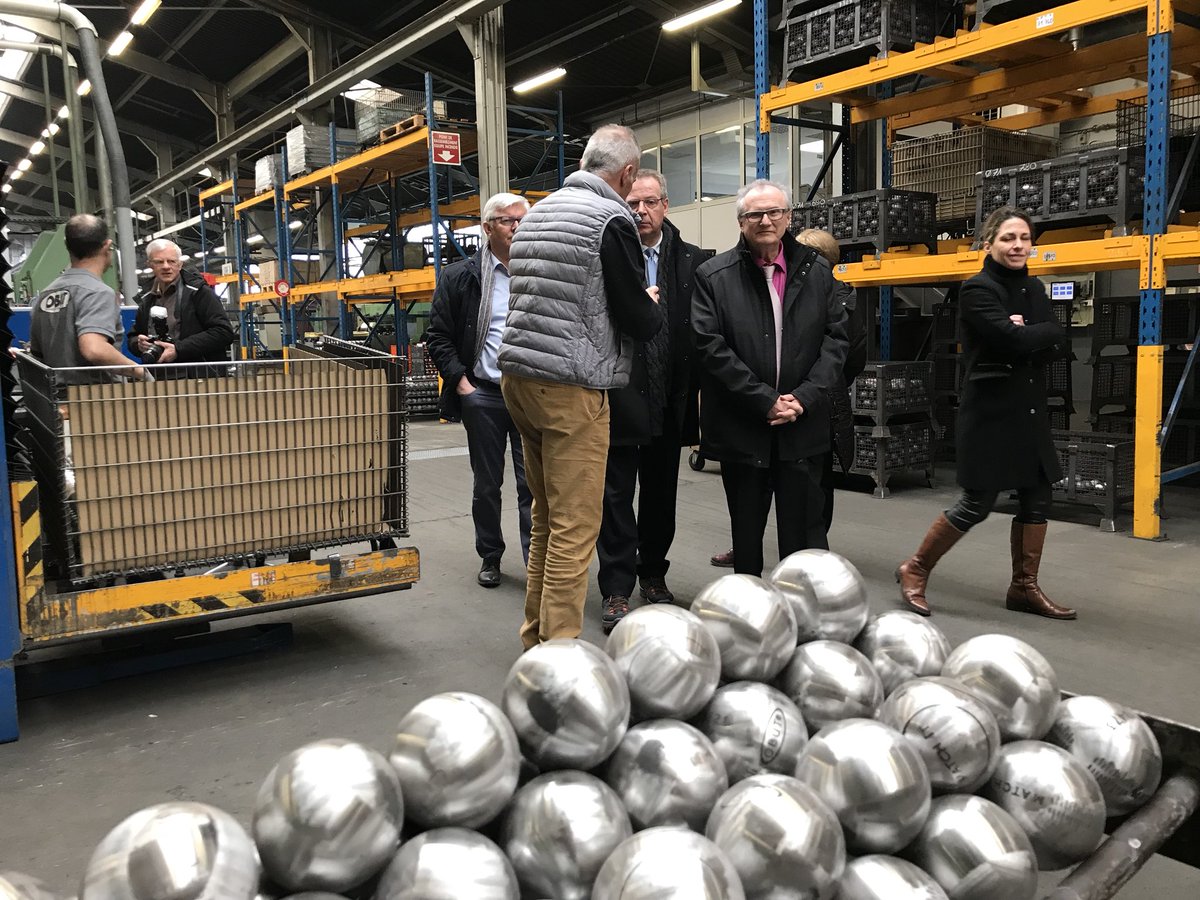 Dep_Loire42's tweet photo. Visite de l’entreprise @ObutOfficiel de Saint-Bonnet-le-Château qui fabrique des boules de pétanque de compétition et de loisir et compte 90 salariés. Un restaurant a même été ouvert en 2012, afin d’allier le plaisir de la restauration et la convivialité du jeu de pétanque. https://t.co/7fnwbaxim7