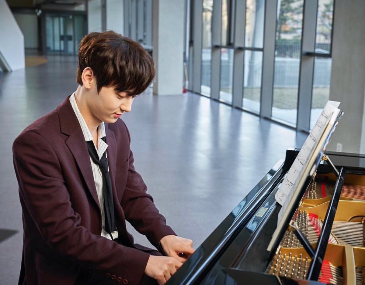 butterhwang's tweet photo. สองคนนี้ก็ผัวไม่หยุด แบบหล่อมาทั้งชีวิตแล้วมีวันไหนคิดมะว่าแบ่บ เออเราไม่หล่อบ้างดีกว่า พักบ้าง หล่อจนเหนื่อยแล้วอะไรงี้อ่ะ https://t.co/FScxl8DyVb