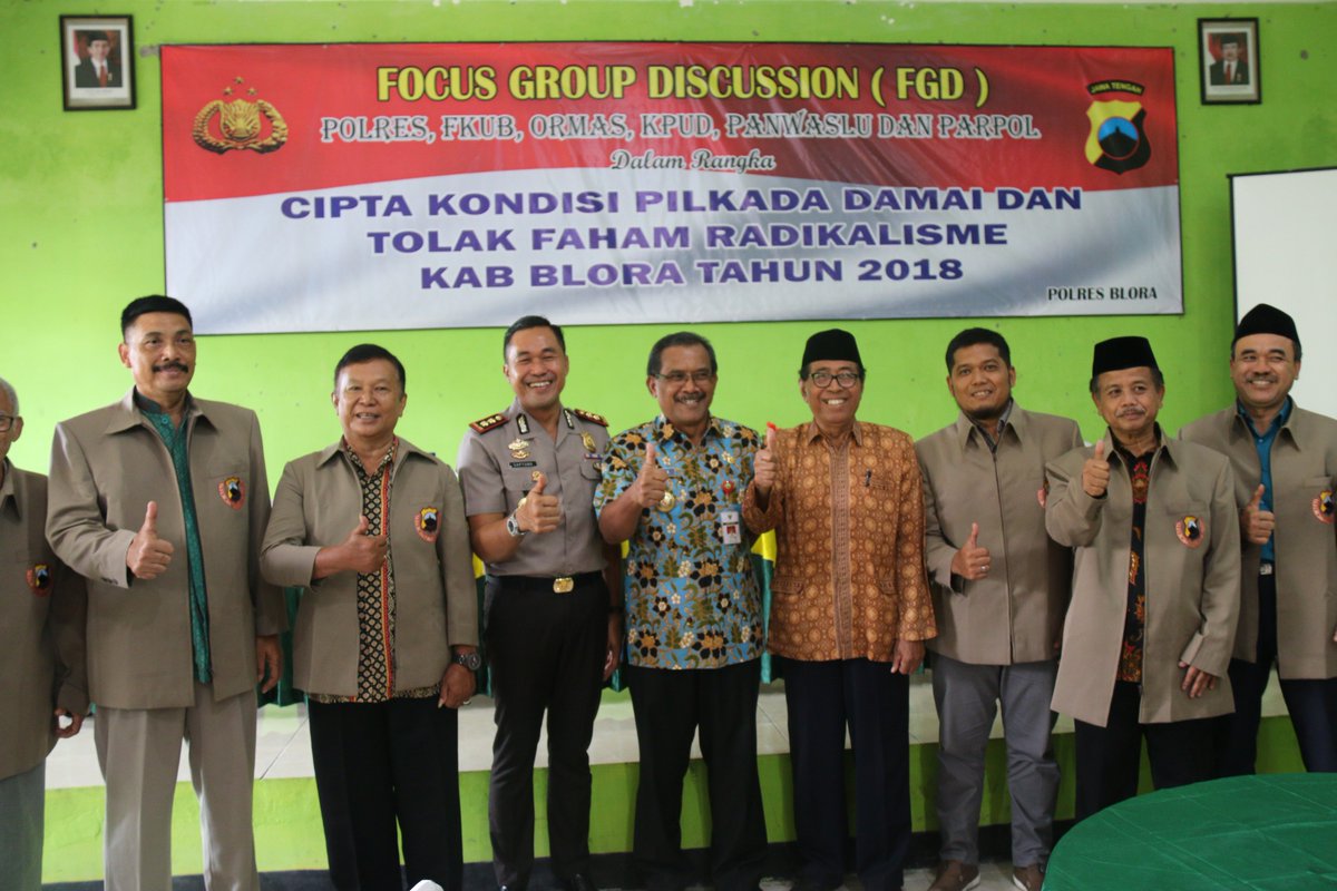 Bupati <a href="/Djoko_Arief/">Bupati&Wabup Blora</a> menghadiri Giat FGD @PolresBlora bersama ORMAS, FKUB, <a href="/KPU_Kab_Blora/">KPU Kab. Blora</a>, @panwas_blora, Parpol dan PWI Blora di RM. Mr. Green dalam rangka "Cipta Kondisi Pilkada Damai &amp; Tolak Faham Radikalisme Kab.Blora 2018"

<a href="/AriefRohman838/">Arief Wabup Blora</a> <a href="/bdnrmj/">Bondan</a> @PKKBlora <a href="/SatpolPPBlora/">Satpol PP Blora</a>