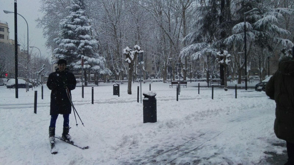Pamplonaactual's tweet photo. Al mal tiempo buena cara, esa es la actitud #nieve Plaza de la Cruz, #Pamplona by @albitxuiin01 https://t.co/SzupvoZN0D