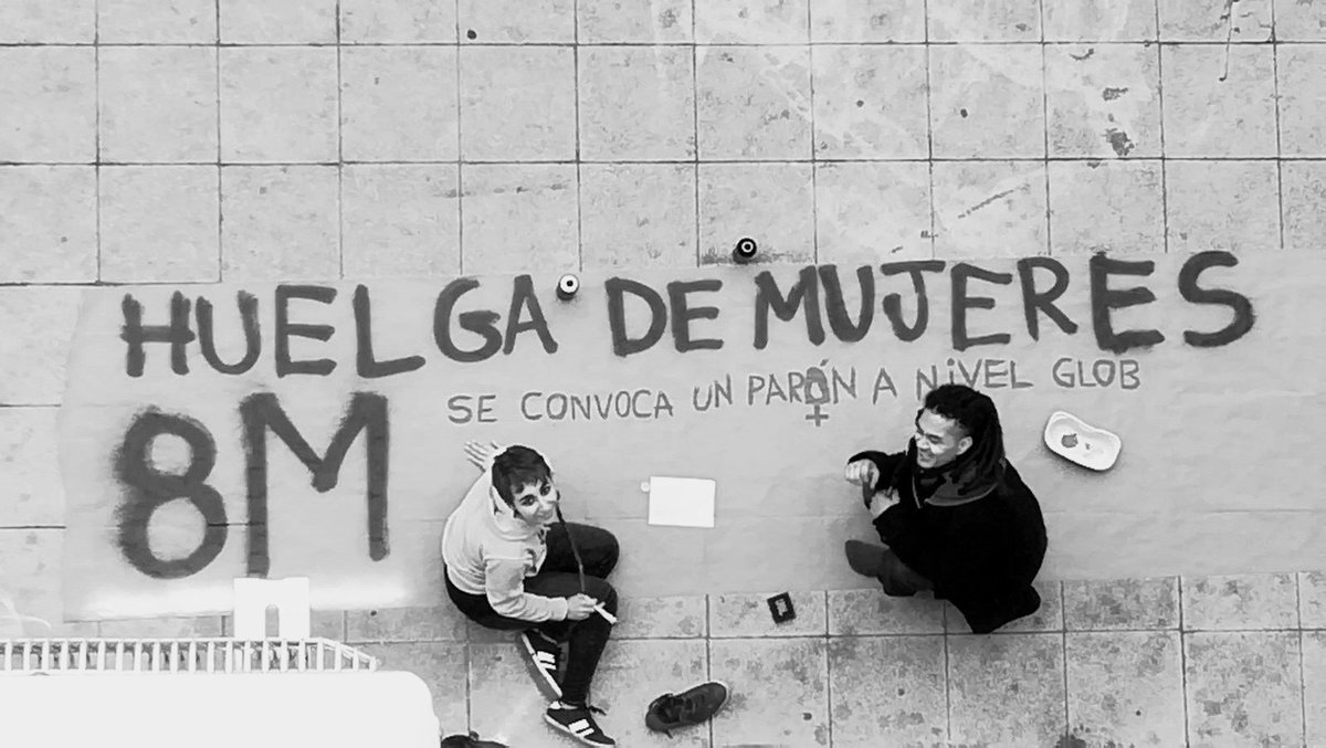 JUSC_021's tweet photo. Preparando las pancartas informativas de la huelga para las vecinas y los vecinos del barrio. 
¡El 8M paramos todas!
#HaciaLaHuelgaFeminista #Villaverde #SancrisEsMás #8M https://t.co/y5bfR70UvP