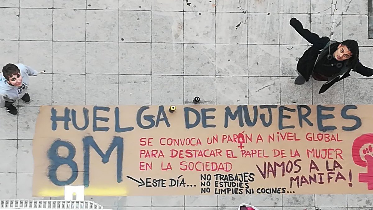 JUSC_021's tweet photo. Preparando las pancartas informativas de la huelga para las vecinas y los vecinos del barrio. 
¡El 8M paramos todas!
#HaciaLaHuelgaFeminista #Villaverde #SancrisEsMás #8M https://t.co/y5bfR70UvP