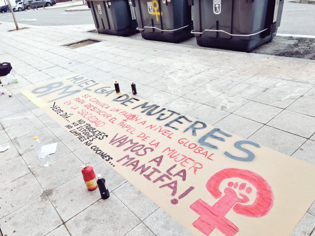 JUSC_021's tweet photo. Preparando las pancartas informativas de la huelga para las vecinas y los vecinos del barrio. 
¡El 8M paramos todas!
#HaciaLaHuelgaFeminista #Villaverde #SancrisEsMás #8M https://t.co/y5bfR70UvP