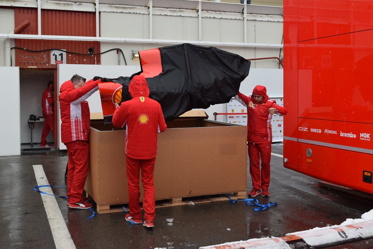 franco nugnes (@franconugnes) on Twitter photo La <a href="/ScuderiaFerrari/">Scuderia Ferrari HP</a> ha portato molte novità a <a href="/Circuitcat_es/">Circuit de Barcelona-Catalunya</a> che sono arrivate questa mattina nel paddock: ecco il cofano motore che viene scaricato... it.motorsport.com/f1/live-text/t… La <a href="/ScuderiaFerrari/">Scuderia Ferrari HP</a> ha portato molte novità a <a href="/Circuitcat_es/">Circuit de Barcelona-Catalunya</a> che sono arrivate questa mattina nel paddock: ecco il cofano motore che viene scaricato... it.motorsport.com/f1/live-text/t…