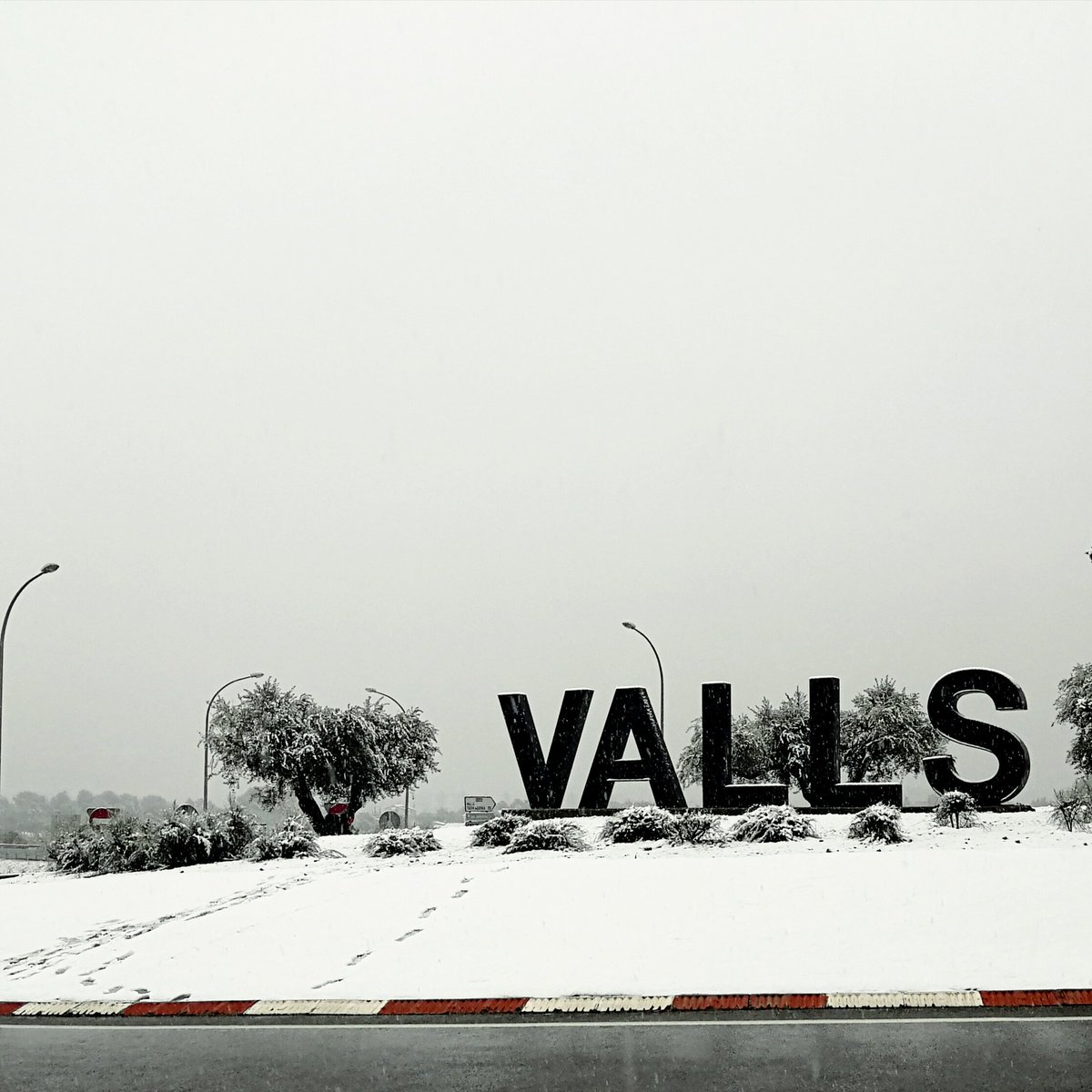 sergiribe's tweet photo. Snow (Hey, Oh!)
#neucat #AltCamp #Valls #visitavalls #meteocat #onneva #delCamp https://t.co/7cDtliac4W