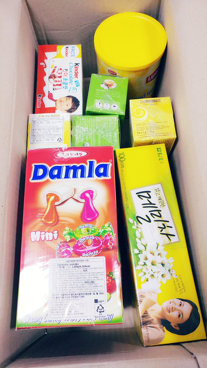 성우실로 반가운 선물이 도착했습니다! 킨더 초콜릿에 각종 차, 아이스티, 캔디까지! 정말 고맙습니다! 보내주신 선물 감사히 잘 먹겠습니다~~!!