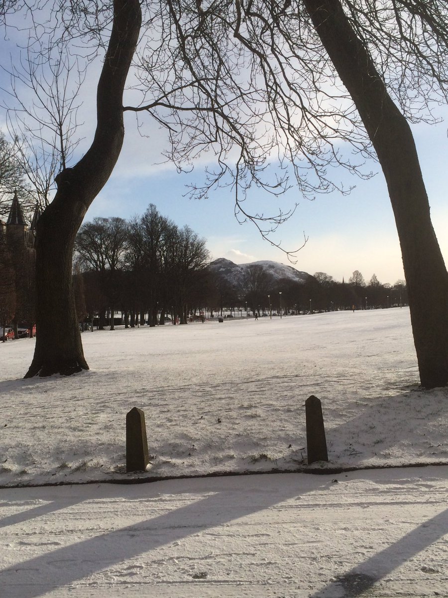 lucynorris1's tweet photo. White snow and blue sky over Bruntsfield Links #eastybeasty #arthursseat #glengyleterrace #bruntsfieldlinks https://t.co/2jNhONko7a
