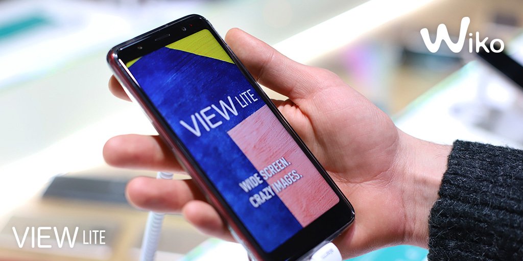 WikoMobile's tweet photo. [Explorer + Visionner + Jouer] ✖️ More = #ViewLite life ! 
Profitez d'un écran large 18:9 avec des selfies naturels et lumineux. La #CollectionView se décline en version Lite. 🔄
Prochainement disponible. ⏳
#MWC18 #WikoMWC18 https://t.co/y1JVYjs9Mf