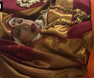 RajanMNaidu's tweet photo. My Goddess as beautiful as a bride.. rests in Peace... she had thousands of visitors today... felt like I am visiting a temple... this pic is engraved in my memories forever. #SrideviLivesForever #LetHerRestInPeace #Sridevi #LegendDeparts #GoddessSridevi #QueenNoMore https://t.co/woLeciW4MU